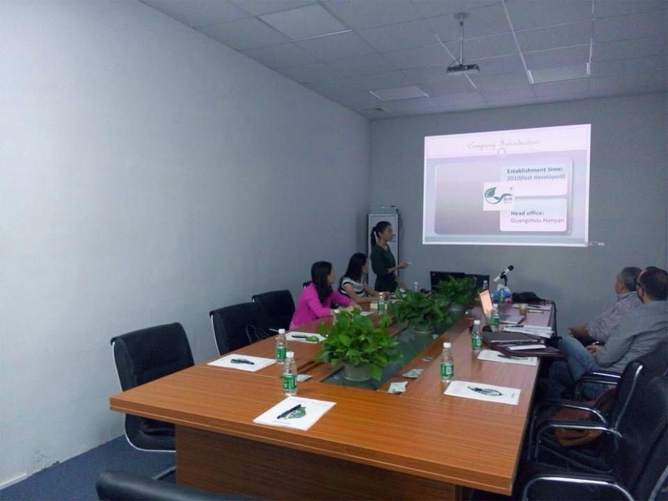 會(huì)議交流現(xiàn)場 意大利客戶跟韓研活性炭外貿(mào)總監(jiān)韓小姐(右二)合影留念